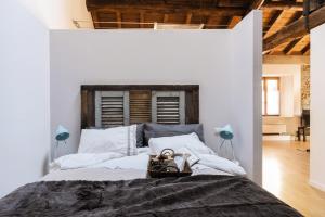 コモにあるCorte Delle Rondini - byMyHomeInComoのベッドルーム(白い枕の大型ベッド1台付)
