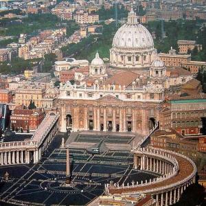 ローマにあるApt Attico 203の大聖堂のある大きな建物の景色