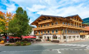 een groot houten gebouw aan de straatkant bij Hotel Rosner in Altenmarkt im Pongau
