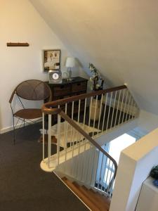 Una escalera que conduce a una habitación con escritorio en Hannas B&B, en Grindsted