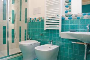 een badkamer met toilet en wastafel bij Mare di Luci in Salerno