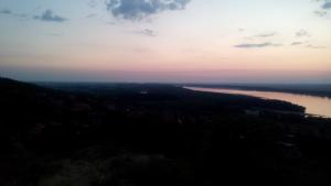 - une vue aérienne sur une rivière au coucher du soleil dans l'établissement Hotel Sianie, à Tutrakan