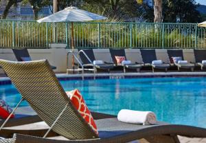 una piscina con una silla y una piscina en World Golf Village Renaissance St. Augustine Resort en St. Augustine