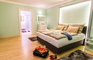 ブダペストにあるTitaru Houseのベッドルーム1室(大型ベッド1台付)