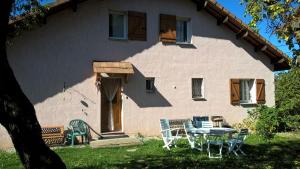 a table and chairs in front of a house at Les Nids de Mesanges in Selonnet