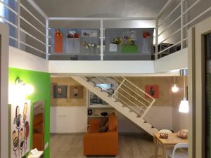 salon ze schodami w domu w obiekcie Sassi SediciDiciotto w mieście Matera