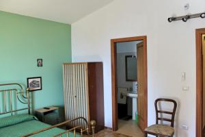 MontesarchioにあるVilla Montemmaのベッドルーム1室(ベッド1台、椅子、鏡付)