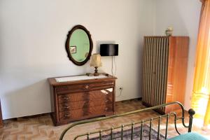 MontesarchioにあるVilla Montemmaのベッドルーム(鏡付きドレッサー、ベッド付)