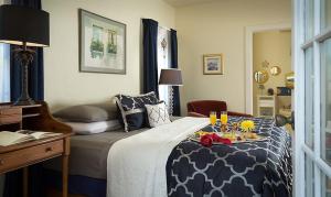Un dormitorio con una cama con una bandeja de comida. en Casa de Suenos B & B en St. Augustine