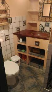 Baño pequeño con aseo y lavamanos en Casa Farfarnicola, en Aguafría
