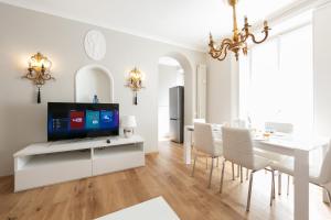 Телевизор и/или развлекательный центр в Milan Retreats