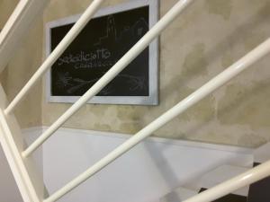 Znak na klatce schodowej w budynku w obiekcie Sassi SediciDiciotto w mieście Matera
