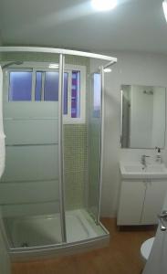 bagno con doccia e lavandino di Veramar 3 a Fuengirola