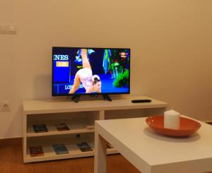 TV de pantalla plana en la parte superior de una mesa en Veramar 3, en Fuengirola