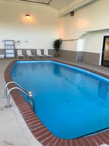 - une grande piscine d'eau bleue dans un bâtiment dans l'établissement Santa's Lodge, à Santa Claus