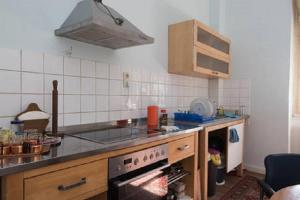 eine Küche mit einem Herd mit Backofen in der Unterkunft Zimmer in Kaiserslautern in Kaiserslautern