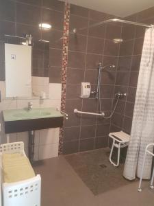 bagno con doccia, lavandino e doccia di l'étoile de la fontchevrière a Neuvy-Saint-Sépulchre