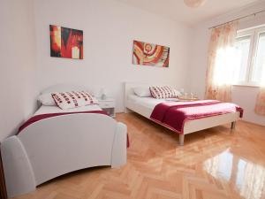 - une chambre avec deux lits et un canapé dans l'établissement Apartman "Roko", à Zadar