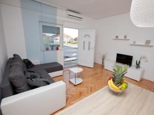 - un salon avec un canapé et une table dans l'établissement Apartman "Roko", à Zadar
