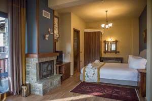Postel nebo postele na pokoji v ubytování Pandion Luxury Boutique Hotel & Suites with Spa