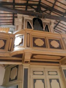 a wooden door with a organ on top of it at Residenza di Paese Castello del Poggio in Ferentillo
