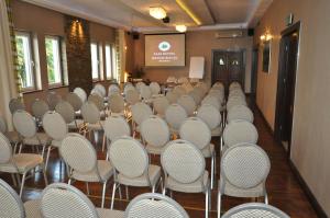 Zaplecze biznesowe lub konferencyjne w obiekcie Pass Hotel