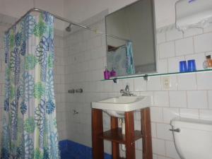 a bathroom with a sink and a toilet and a mirror at Cabañas Cañas Castilla in La Cruz