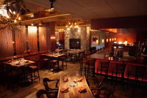 a restaurant with tables and chairs and a bar at Centerstone Plaza Hotel Soldiers Field - Mayo Clinic Area in Rochester