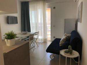 Televízia a/alebo spoločenská miestnosť v ubytovaní Vista Mare Apartment con parcheggio privato
