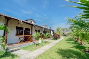 a house with a pathway leading to it at La Choza Bungalows in Tambo Grande