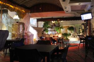 Hotel San Rafael tesisinde bir restoran veya yemek mekanı