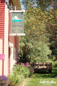 Lodge at Millstone Hill في Barre: لافتة لصالة طاحونة حجرية مع مقعد