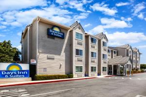 un edificio con una señal para días posada y suites en Days Inn & Suites by Wyndham Antioch en Antioch