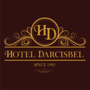 un logotipo de hotel dorado de fondo marrón en Hotel Darcisbel en Cacoal