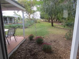 un patio con una mesa y una silla en el porche en 3107 Estate, en Irymple