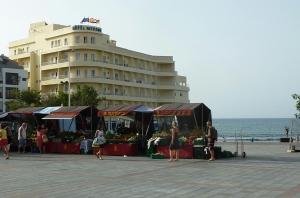 エル・メダノにあるApartamento Medanero FGFの海辺の建物前市場
