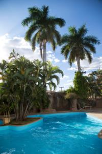A piscina localizada em Hotel Morada do Sol ou nos arredores