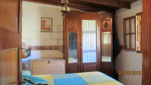 a bedroom with a bed and a wooden door at Aike Cabañas de Montaña in San Clemente