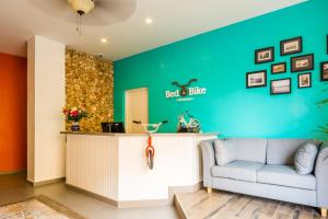 a waiting room with a blue wall and a couch at Bed & Bike Curacao in Willemstad