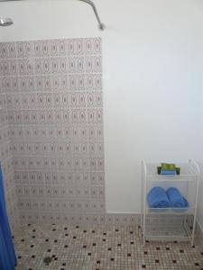 baño con cortina de ducha y suelo de baldosa. en Grong Grong Motor Inn, en Grong Grong