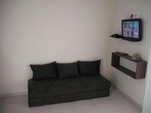 Uma TV ou centro de entretenimento em Pousada Chalés do Toque