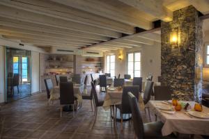 Reštaurácia alebo iné gastronomické zariadenie v ubytovaní Agriturismo Costa di Faraggiana