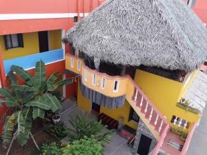 馬哈巴利普拉姆的住宿－松鼠之家旅館，草屋顶房屋模型