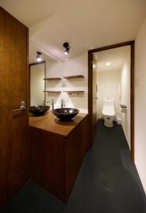 uma casa de banho com 2 lavatórios e um WC em Miyabi Cosy House em Quioto