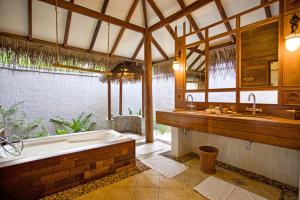 Koupelna v ubytování Medhufushi Island Resort