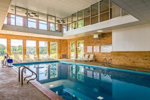 a large swimming pool in a building at Motel 6-Grand Rapids, MI - Northeast in Grand Rapids