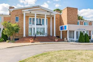 un gran edificio de ladrillo con una farmacia en Motel 6-Grand Rapids, MI - Northeast, en Grand Rapids