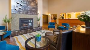 Lounge o bar area sa BEST WESTERN Plus Menomonie Inn & Suites