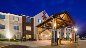 BEST WESTERN Plus Menomonie Inn & Suites في مينوموني: تقديم فندق في الليل