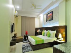 A bed or beds in a room at Hotel Sky Rich International - 05 Mins from Karol Bagh Metro Station